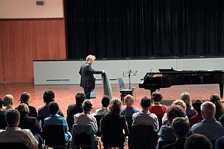 Abschlusskonzert in der Festhalle in Leutkirch, Mathias richtet den Teppich